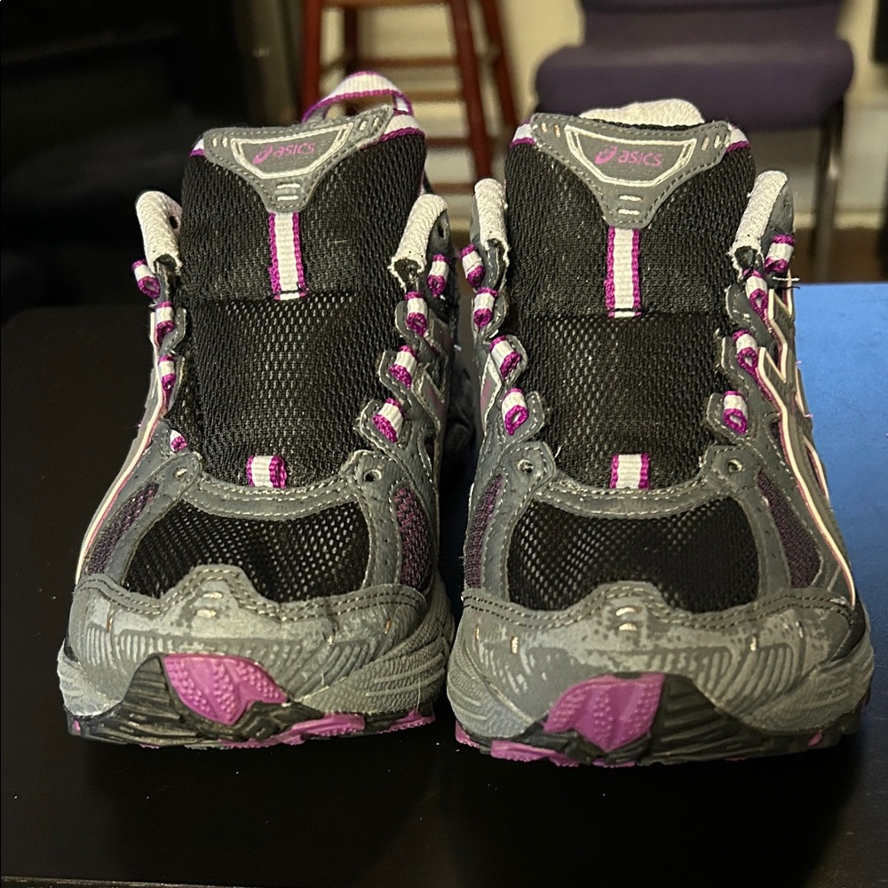 GENTLY LOVED ASICS SIZE 8 WOMENS RUNNING SHOE - NO LACES OR BOX